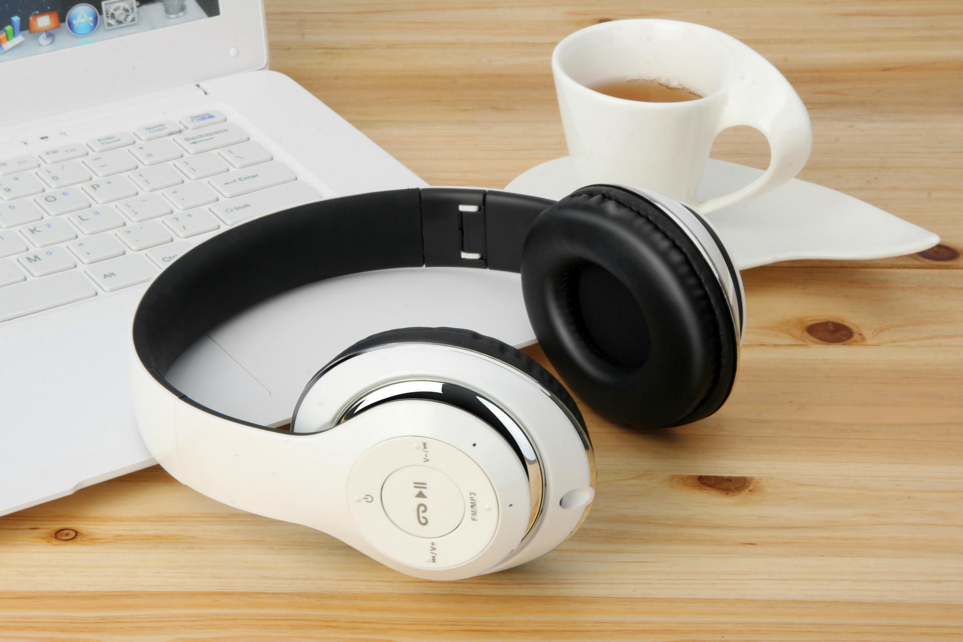 Premium Sound HD Over the Ear Wireless Bluetooth Stereo HEADPHONE HK399 (White)